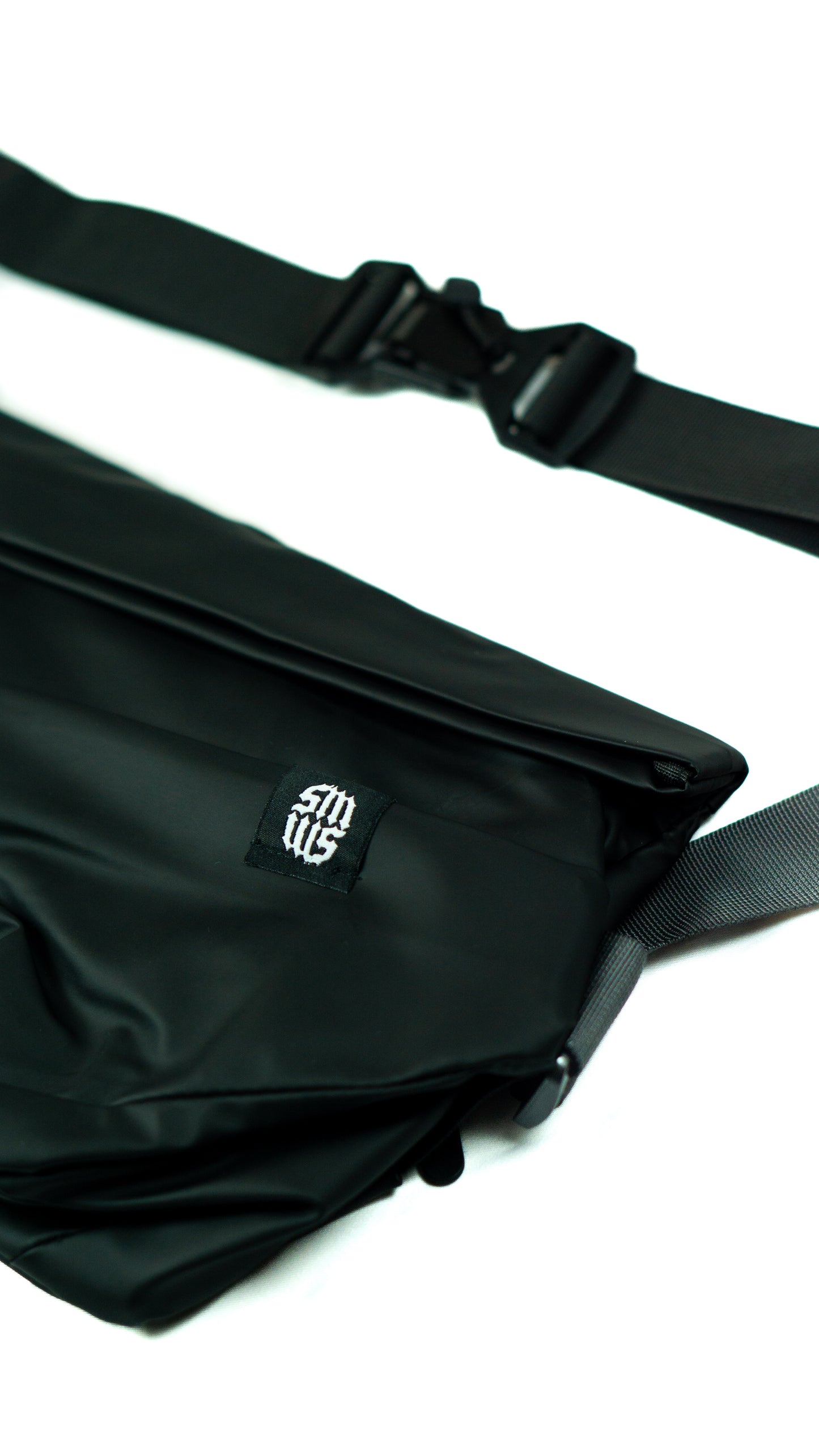 NIGHT MISSION MESSENGER BAG